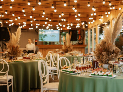 Kā radīt noslēgtu un mājīgu atmosfēru, izmantojot svētku mēbeles?