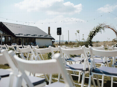 Kādi mēbeļu dizaini rada mājīgu atmosfēru pasākumos?