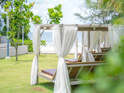 Saliekamie āra nojumes: kā izvēlēties funkcionālu risinājumu dārzam vai pagalmam