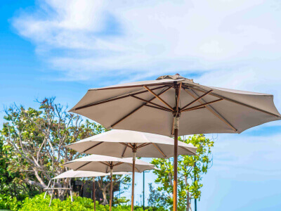 Pērkat āra saulessargu? Pievērsiet uzmanību izmēram, materiāliem un izturībai