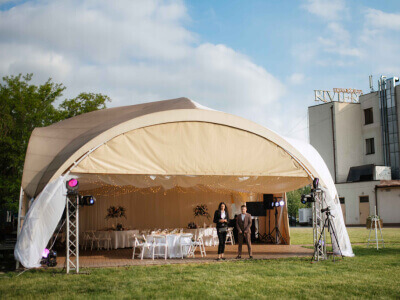 Kādas teltis izvēlēties lieliem publiskiem pasākumiem?