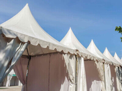 Kāda ir atšķirība starp tirdzniecības un svētku telts tipi?