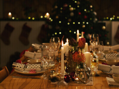 Kā iekļaut mūsdienīgu dizainu tradicionālajā Ziemassvētku vakara galda noformēju