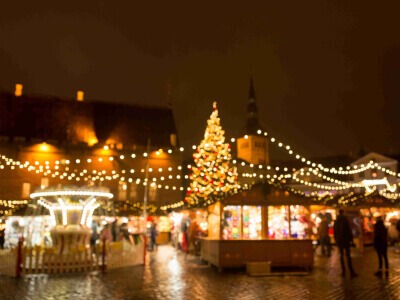 Kā uzstādīt āra skatuvi Ziemassvētku koncertiem: telts, terase vai paviljons?