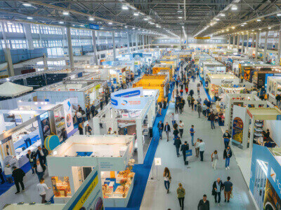 Izstāžu un gadatirgu stendi: kādas konstrukcijas un mēbeles palīdz jums izcelties?