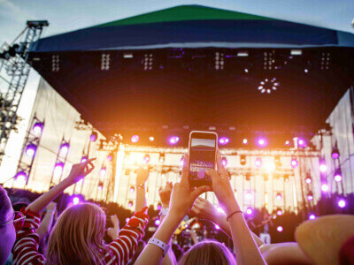 Kompakta pasākumu telpa: skatuve, iepirkšanās un atpūtas zonas