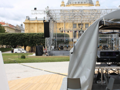 Skatuves izkārtojums pasākumā: 5 plāni, pamatojoties uz satiksmes plūsmu, redzamību un drošību