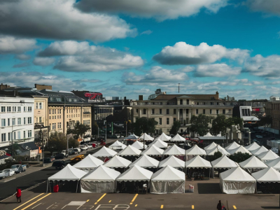 Alumīnija izvelkamā telts: vieglums, kas atmaksājas pasākumos