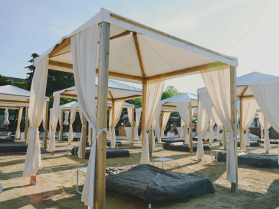 Slēgtas āra nojumes: kad tās ir nepieciešamas (vējš, lietus, ilgstoši pasākumi)