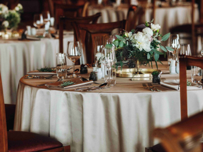 Banketa galds: kā izvēlēties atbilstoši zāles lielumam un viesu skaitam